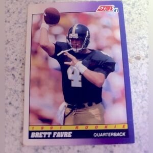 1991 SCORE BRETT FAVRE ROOKIE CARD. DRAFTED BY ATLANTA & GREEN BAY PACKERS. HOF.